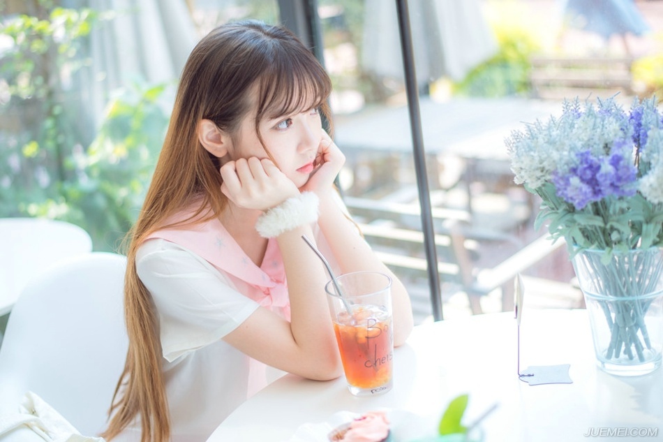 “下去吧，让人通知文和先生过来。”吕布靠在椅靠上，淡然道。